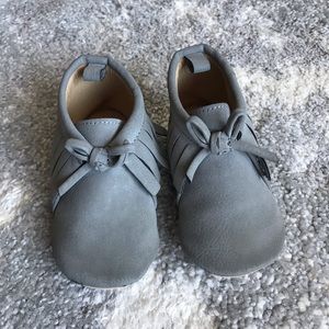 Gray baby soft sole crib shoes size approx guess 6 months